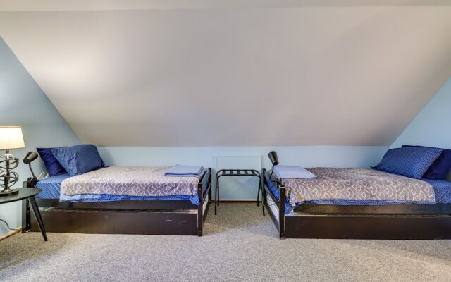 Poconos Chalet With Lake & Pool Access!