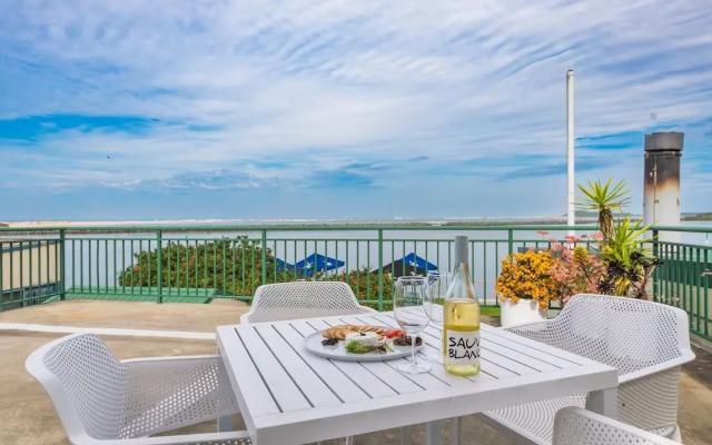 The Happy Pelican Harrington Hotel