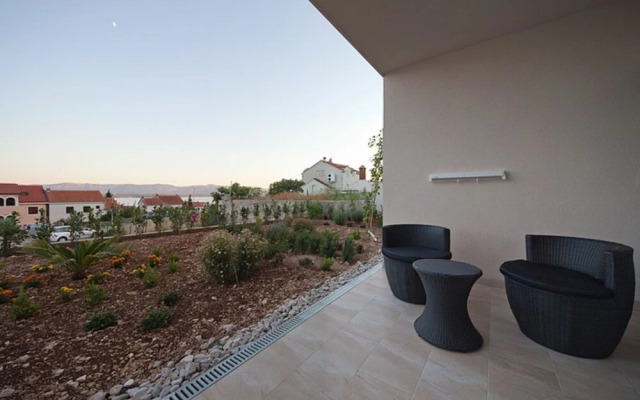 Ivy - Modern With Terrace - A1 Tulipan