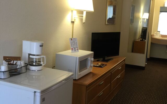 Deluxe Inn & Suites