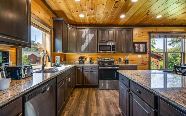 Mountain Skyy 3 Bedroom Cabin by RedAwning