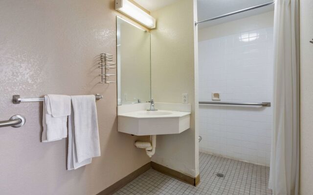 Econo Lodge Inn & Suites