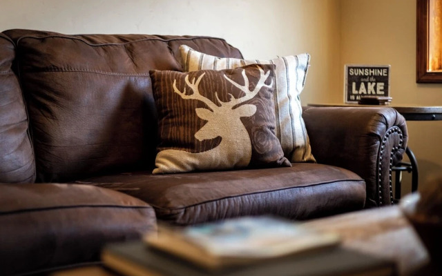 Tahoe Woods Villa - Walk to Beach and Gondola/ Heavenly Ski