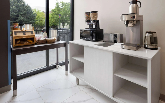 Days Inn By Wyndham Staten Island