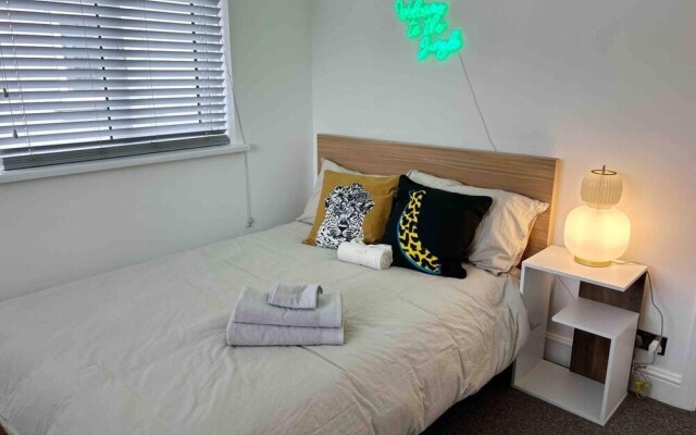 London Flat Next to Central Line Tube Station