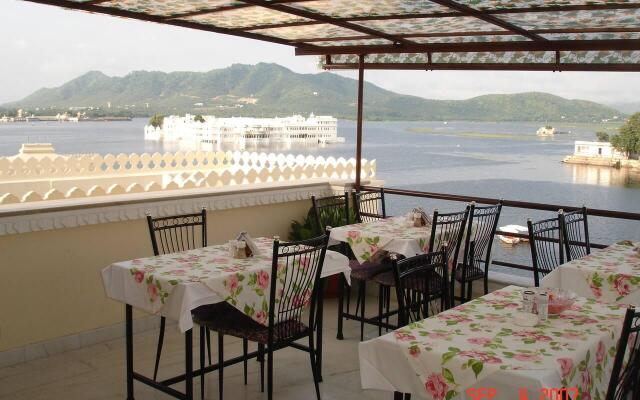 Hotel Raj Niwas