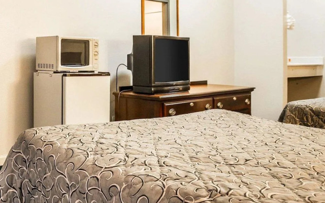 Econo Lodge Inn & Suites Granite City