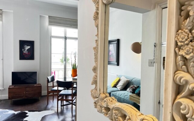 Stylish Central London Balcony Apartment