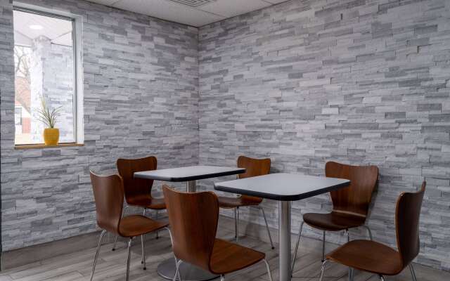 Super 8 by Wyndham Merrillville