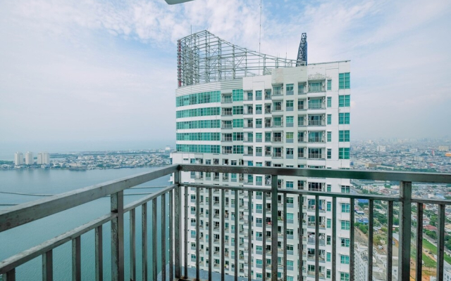 Cozy and Minimalist 2BR Green Bay Condominium Apartment