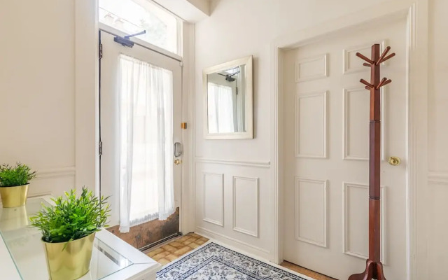 Easyhosts.Amazing Victorian House