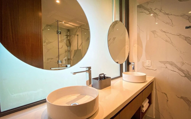 Bright and Sunny 2 BR Condo With Private Garden Jacuzzi