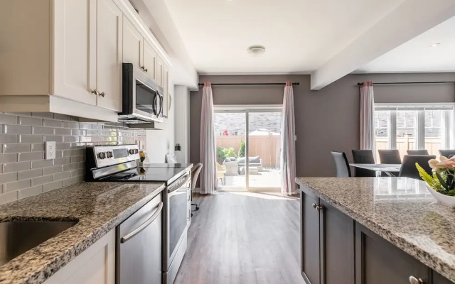 GLOBALSTAY. Modern Lake Ontario Townhomes