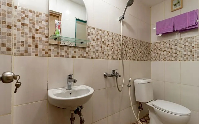 RedDoorz Plus Near RS Royal Taruma Grogol