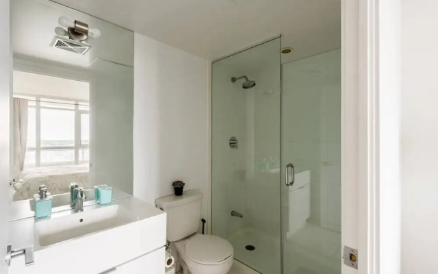 Luxury WaterFront View & Free Parking