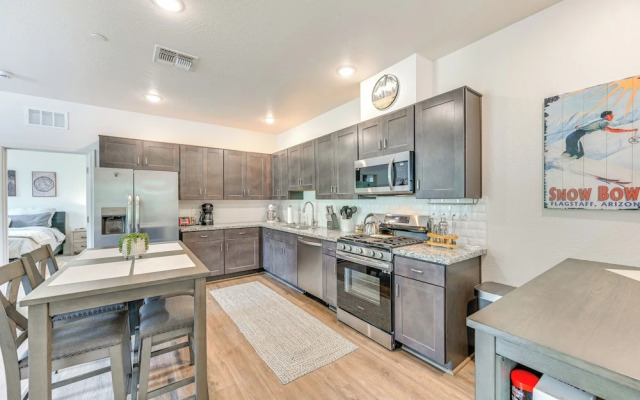 2 Mi to Dtwn & Nau: Flagstaff Condo w/ Patio!