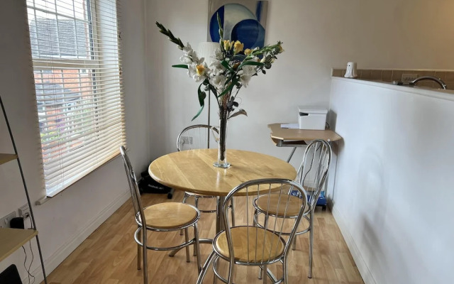 Nantwich - Sleeps 4 - Parking - Walking Distance to Town Centre