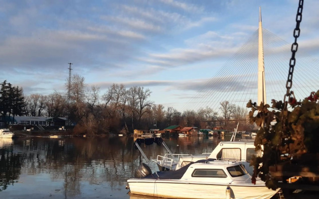 Nature and atractive house boat