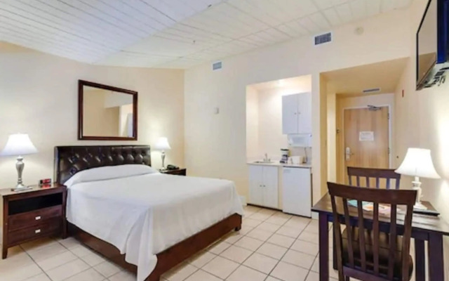 Naples Park Central Hotel