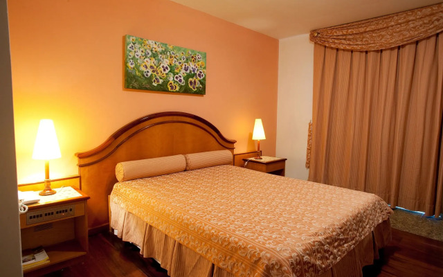 Colonial Plaza Hotel