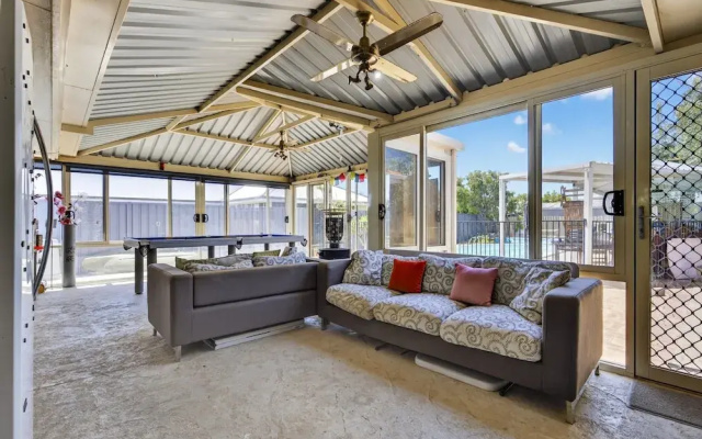 Coastal 2-bed Home With Pool & Spa