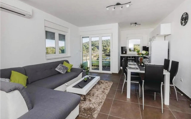 Two-Bedroom Apartment Saldun with Sea View 08