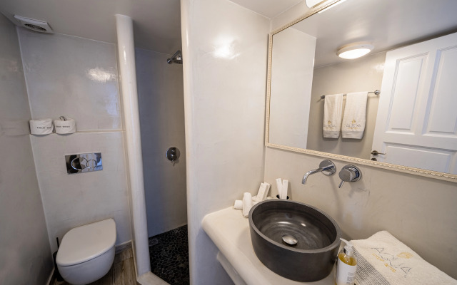 Aqua Luxury Suites