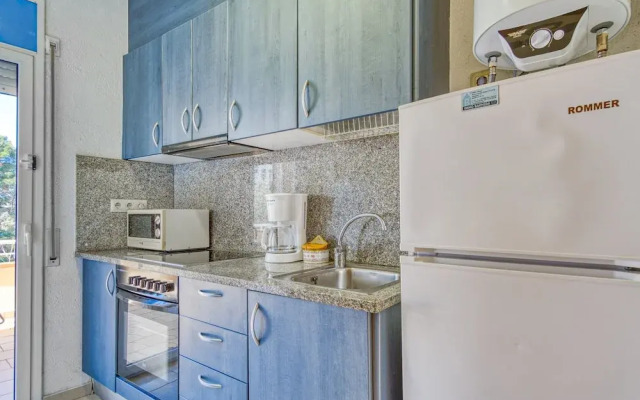 Apartment in Roses Near Sand Beach