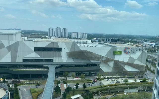 Hill 10 Residences I-City by Beestay