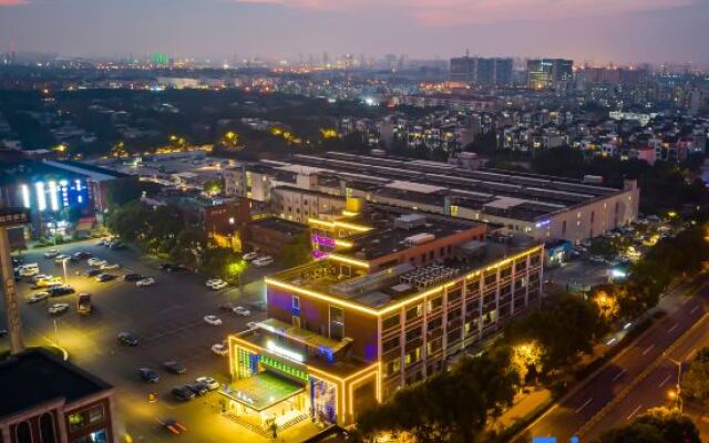 Rezen Brook Hotel (Shanghai Caolu Minlei Road Subway Station)