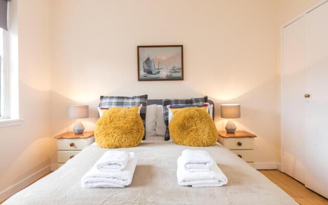 Sunny & spacious Royal Mile apt dating from 1677