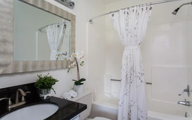 Extravagant Hollywood Cosmo Suites