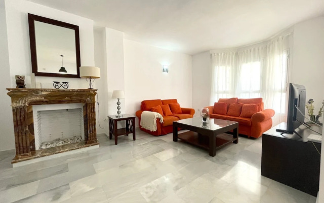 Spacious Poolside 3 Bedroom F-5