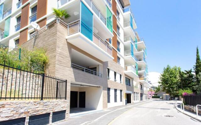 Air-Conditioned Furnished Studio in A Luxury Residence