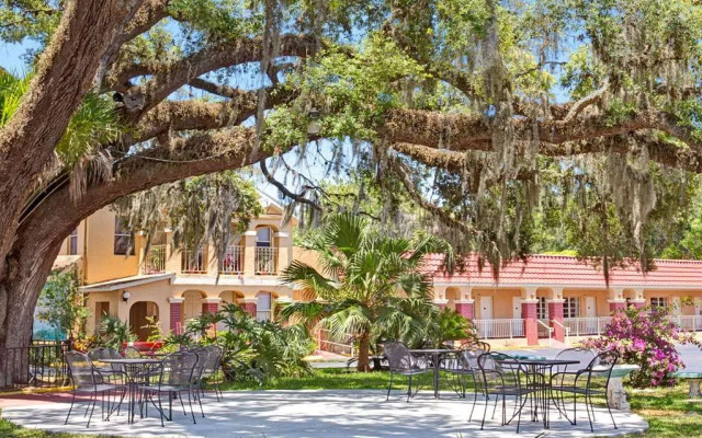 Howard Johnson Express Inn