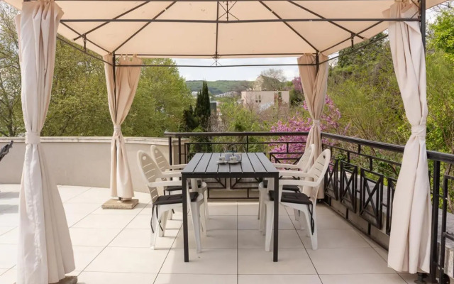 Cozy 1BD Apartment with a Spacious Terrace