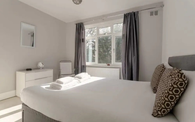 Modern 2 Bedroom Apartment in Morden