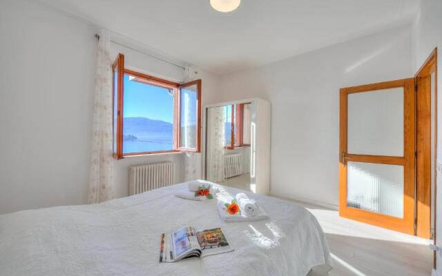 Sunny Apartment Lake View Laveno