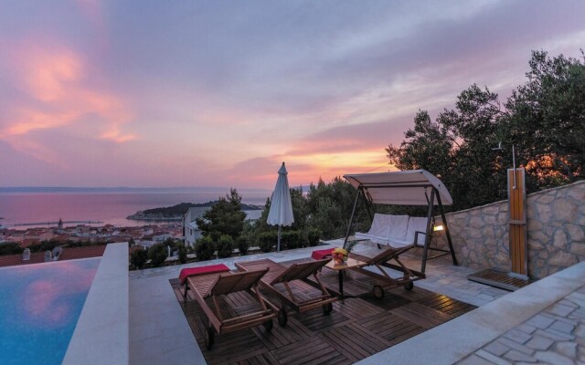 Beautiful Home in Makarska With Wifi and 7 Bedrooms