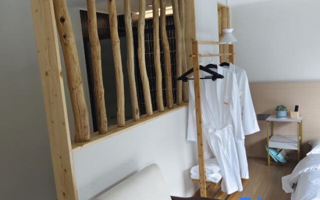 Xiaqing Canyon Creekside Homestay