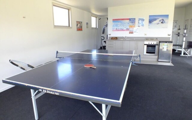 Toodle's Super Six in Wanaka w Mountain Views