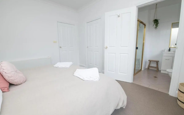Villa 88 Stylish, Modern, Fresh & Light – Guest Rooms – Orange