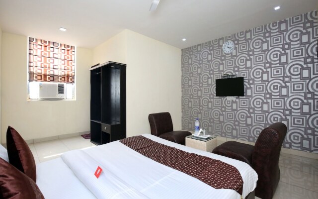 OYO 9323 Hotel Sidana Solitaires