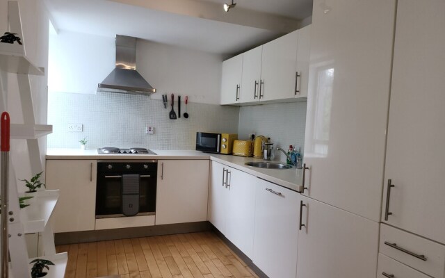 Luxury River View 2-bed Apt, Wifi, Garden, River