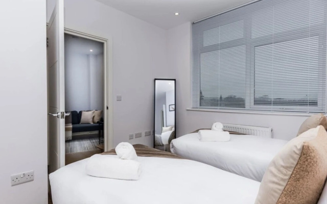 Elegant Central Private Parking Leisure Contractor