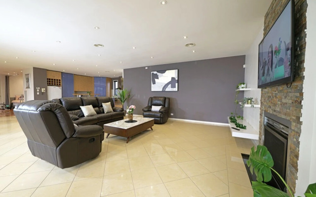Luxury 7BRM Lakeside BigHouse Point Cook