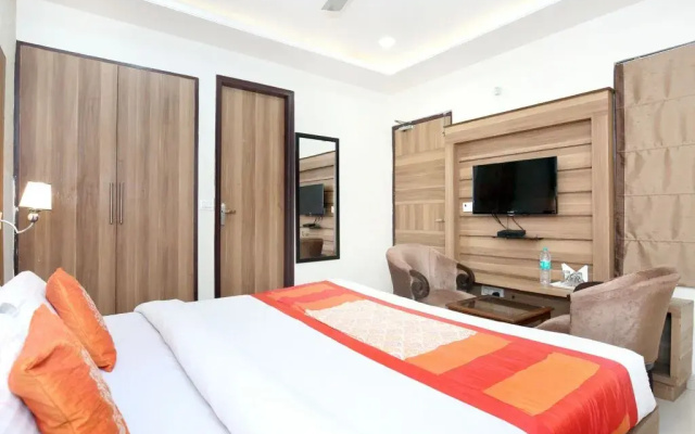 OYO 10940 Hotel Waves
