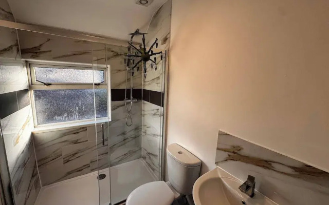5 Bedroom Cosy Bloxwich Stay - Wifi & Free Parking