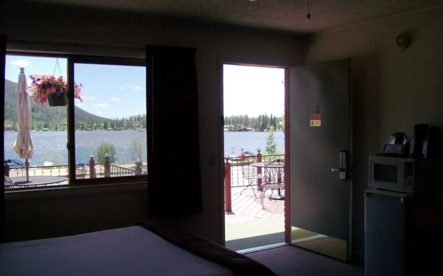 Western Riviera Lakeside Lodging
