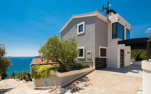 Beachfront Villa Azzurro With Pool